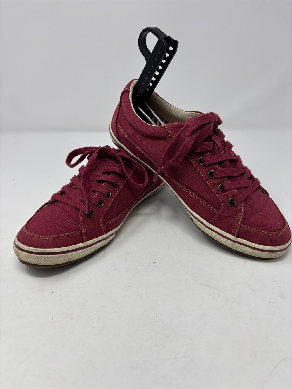 Taos 8 Casual Low-Top Canvas Sneakers in Burgundy